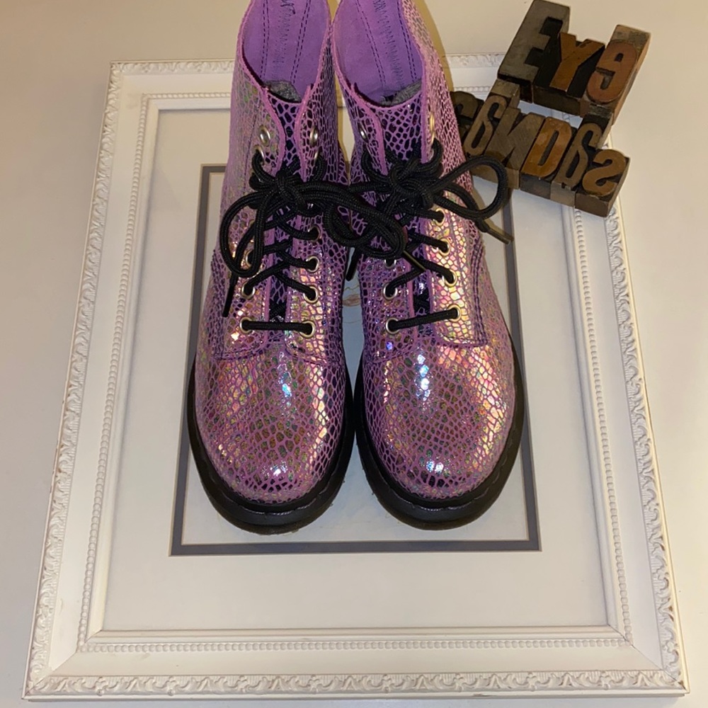 🇬🇧DR. MARTENS 1460 Pascal Purple Snake Metallic Suede Boots - Picture 2 of 16
